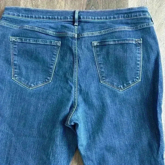 Old Navy Jeans.  Women’s size 16 SHORT. Curvy Profile, mid rise. - Picture 5 of 5